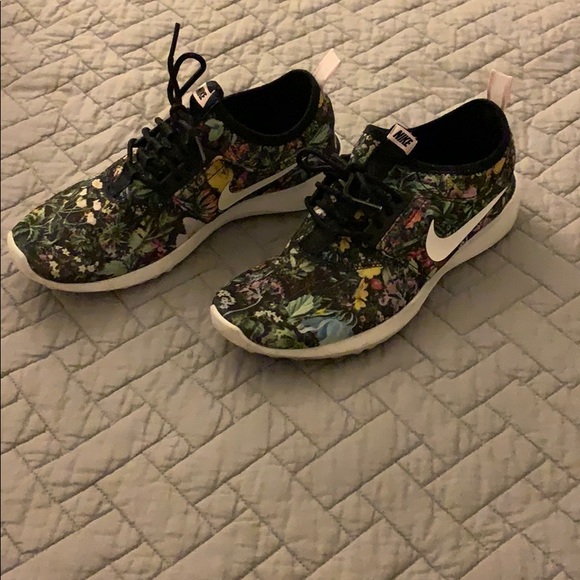 Nike Shoes - Women’s Nike Roshe